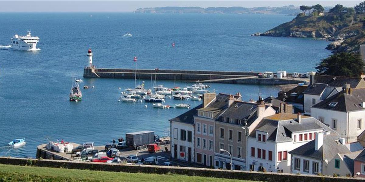 Iles dans le Golfe du Morbihan pres de l'hotel de la Plage Saint Pierre Quiberon en Bretagne Sud