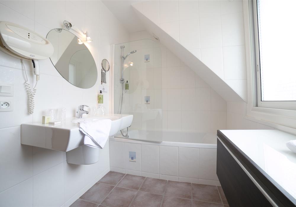 Chambre avec salle de bain à l'hotel de la Plage Saint Pierre Quiberon en Bretagne Sud