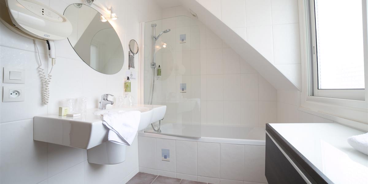 Chambre avec salle de bain à l'hotel de la Plage Saint Pierre Quiberon en Bretagne Sud