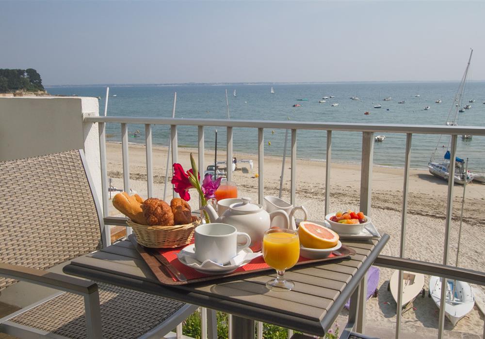 Chambres familiales avec vue mer et petit déjeuner en balcon à l'hotel de la Plage Saint Pierre Quiberon en Bretagne Sud