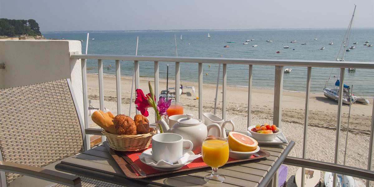 Chambres familiales avec vue mer et petit déjeuner en balcon à l'hotel de la Plage Saint Pierre Quiberon en Bretagne Sud