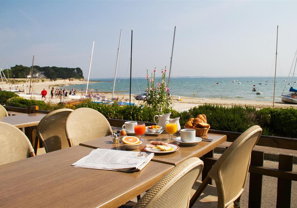 Brasserie La terrasse de la Plage avec vue mer à l'hotel de la Plage Saint Pierre Quiberon en Bretagne Sud