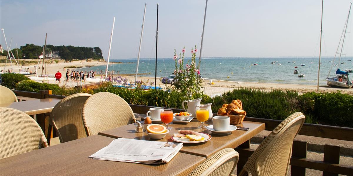 Brasserie La terrasse de la Plage avec vue mer à l'hotel de la Plage Saint Pierre Quiberon en Bretagne Sud